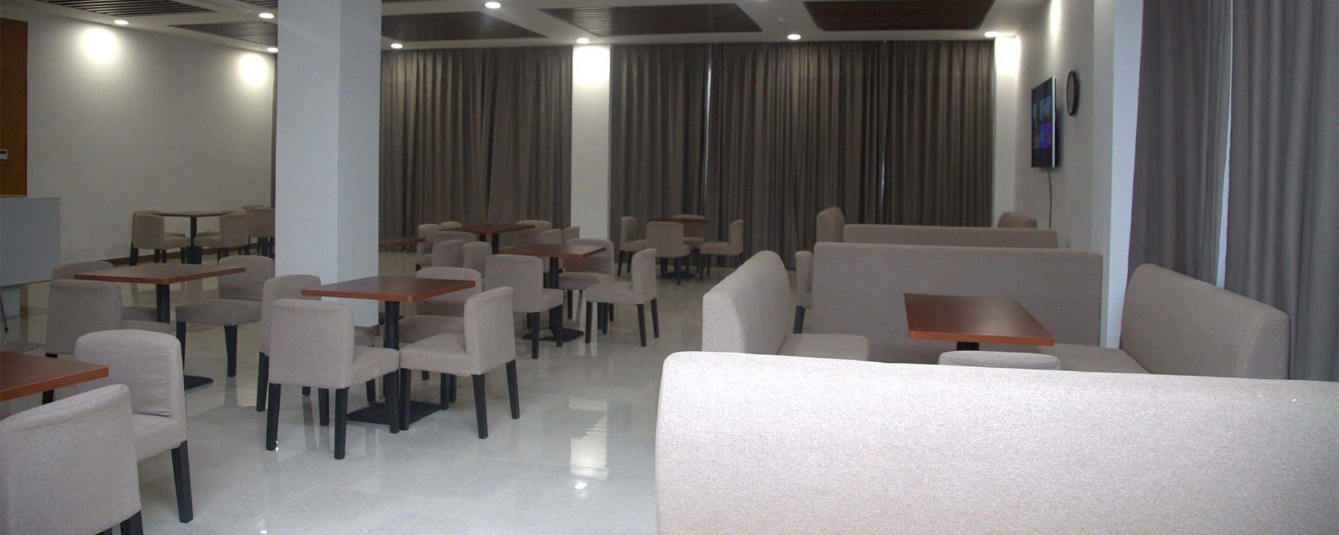 <p>Migahawa&nbsp;ya shule yetu hutoa aina mbalimbali za vyakula vyenye lishe bora pamoja na chaguzi mbalimbali za sehemu za kula kulingana na ukubwa wa kikundi.</p>

<p>Chumba cha watu mashuhuri (V.I.P) hutoa huduma ya kipekee ya chakula kwa wageni mashuhuri hadi 10.<br />
Kwa makundi madogo au chakula cha pamoja cha timu, Chumba cha Kati kina uwezo wa kuchukua hadi watu 50.<br />
Ukumbi Mkuu wa Chakula, ambao ni mpana, unaweza kuhudumia hadi wageni 300, hivyo kuufanya kuwa mahali muafaka kwa makundi makubwa na hafla mbalimbali.</p>